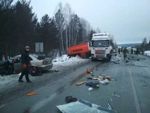 На М 5 в Челябинской области столкнулись 3 грузовика и 2 легковушки1