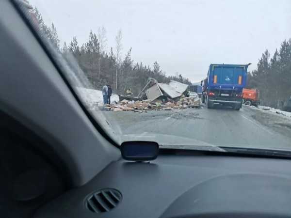 На М 5 в Челябинской области столкнулись 3 грузовика и 2 легковушки2
