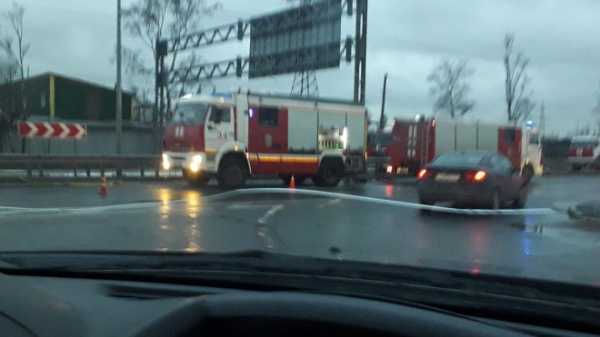 Ночной складской пожар на Пискаревском проспекте вызвал пробку с утра