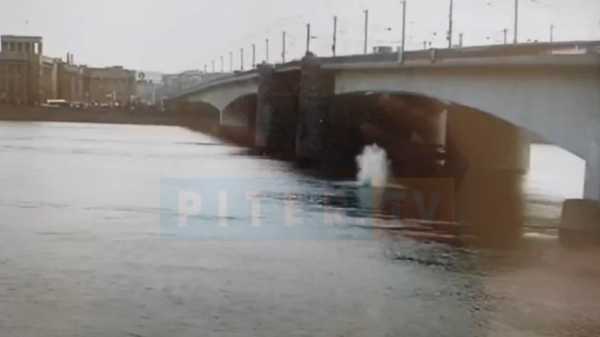 На видео попал момент падения мужчины с моста Александра Невского0