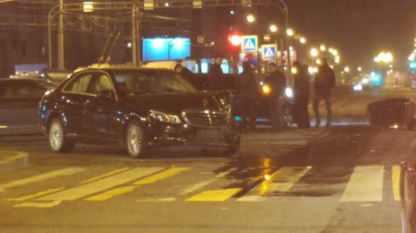 Mercedes и Bentley столкнулись на перекрестке Косыгина и Наставников 