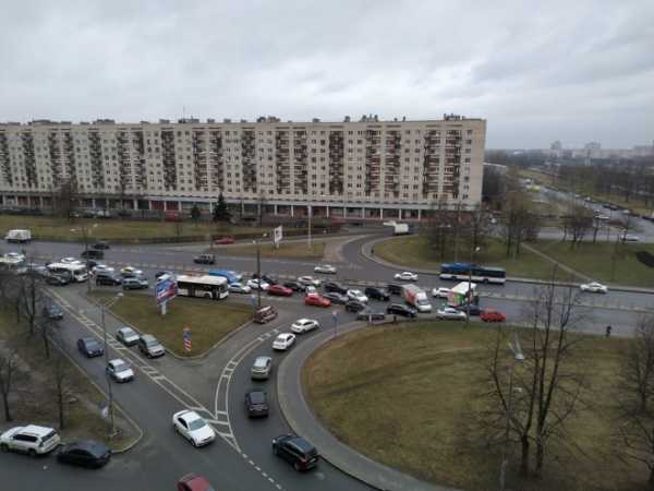 Автомобили объезжают заблокированную ДТП улицу Типанова по тротуару0