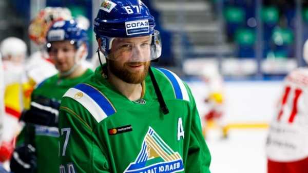 В Швеции извинились перед хоккеистом "Салавата Юлаева" Линусом Умарком за искажение слов