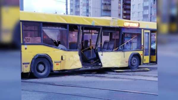 На перекрестке улицы Руставели и проспекта Просвещения столкнулись два автобуса