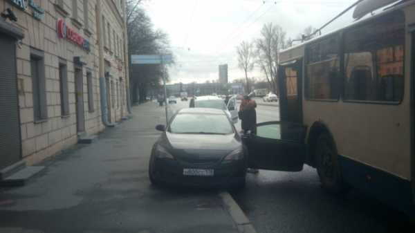 На Стачек троллейбус снес дверь припаркованному "Опелю"