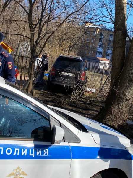 Иномарка въехала в забор детского сада на Новоизмайловском проспекте1