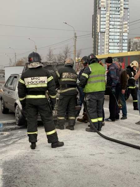 Видео: на Кушелевской дороге загорелся автомобиль0