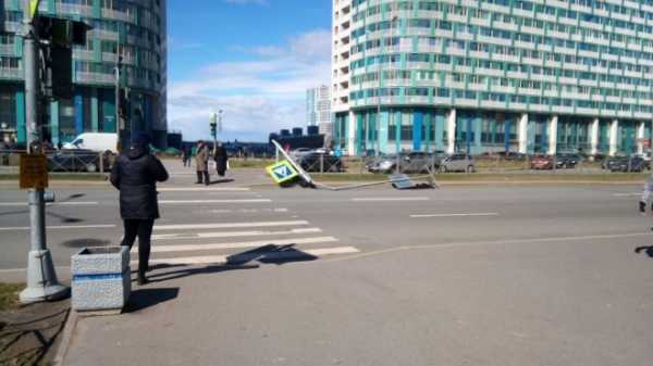 В Петербурге ветер ломает конструкции и разносит мусорные баки
