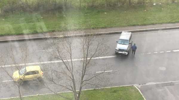 Два автомобиля столкнулись во дворе дома на Передовиков