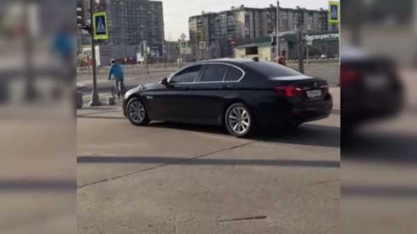 Водитель BMW гонялся за велосипедистом на Байконурской