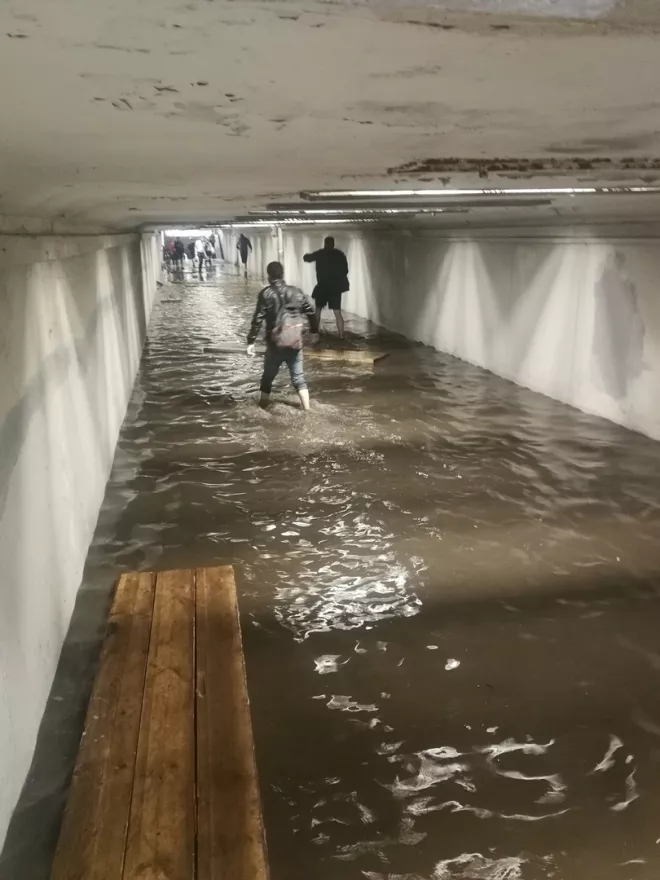В Петербурге подтопило подземные переходы, метро, парадные и улицы4