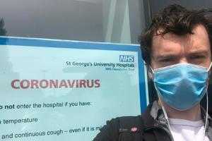 Журналист испытал вакцину от коронавируса и рассказал о неприятном побочном эффекте