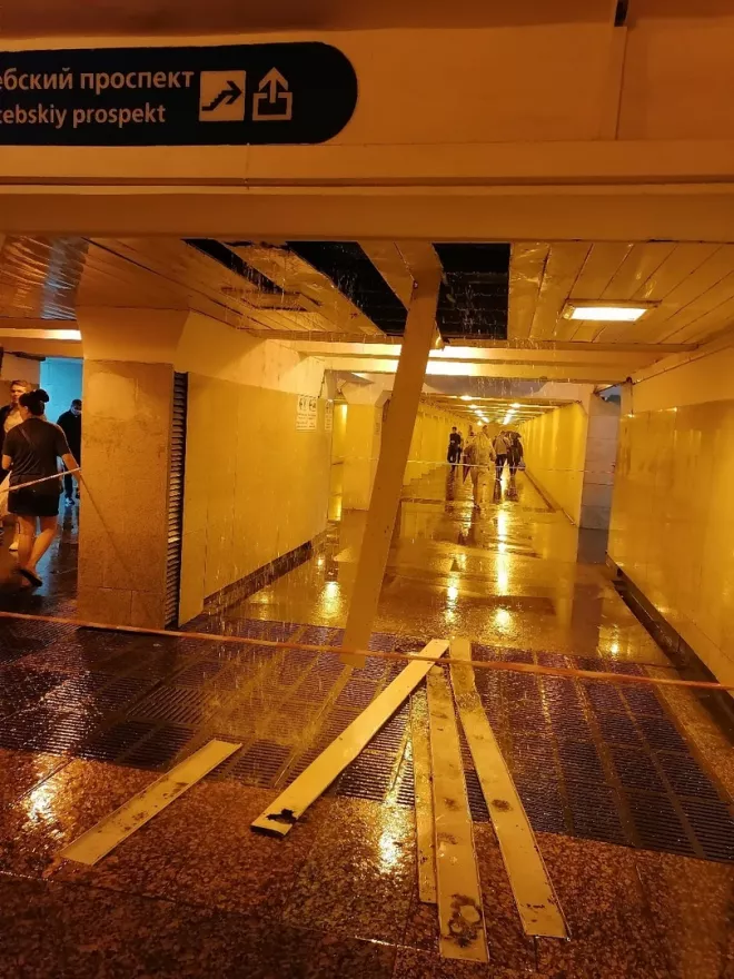 В Петербурге подтопило подземные переходы, метро, парадные и улицы3