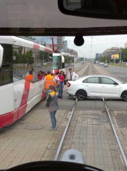 Трамваи на Бухарестской встали в пробку из-за неаккуратной иномарки1