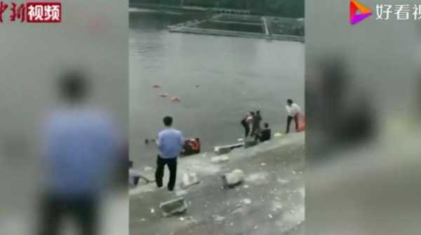 В Китае число жертв падения автобуса в водохранилище достигло 211