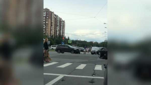 Две машины столкнулись на перекрестке Богатырского и Оптиков