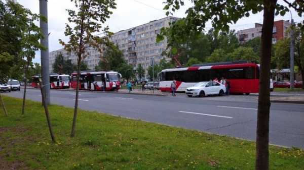 Трамваи на Бухарестской встали в пробку из-за неаккуратной иномарки