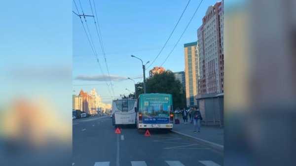 Троллейбус и маршрутка не поделили остановку на Комендантском проспекте