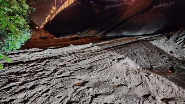 В Горелово обвалилась песчаная обсыпка моста на Красносельском шоссе