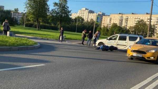 Мотоциклист попал под машину на улице Белы Куна