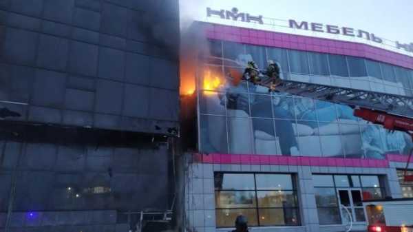 Видео: В Новосибирске загорелся гостиничный комплекс и торговый центр 2