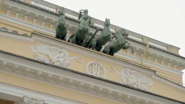 Стали известны подробности "восхождения" руферов на крышу Александринского театра в Петербурге