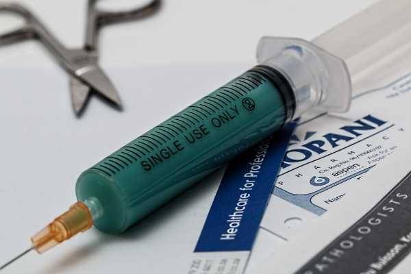 Две больницы Петербурга будут вакцинировать медиков от коронавируса0