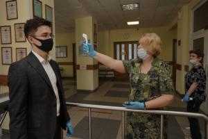 Стало известно, какие ограничения вводят в школах Петербурга из-за коронавируса