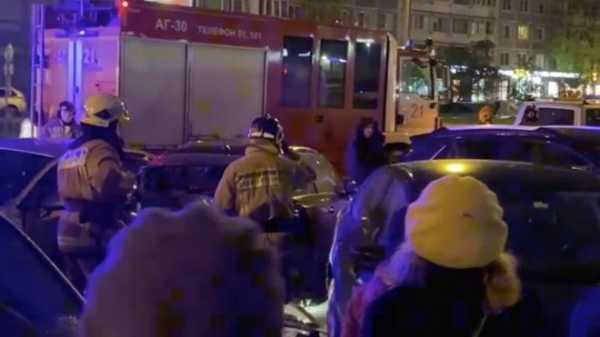 Очевидцы: На проспекте Просвещения после маневра автоледи столкнулись 4 машины