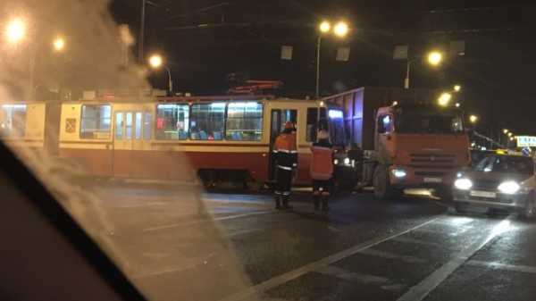 Трамвай и КамАЗ не поделили дорогу на Петергофском шоссе 