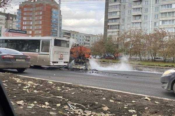 В Красноярске автобус врезался в грузовик с битумом: пострадали 8 человек