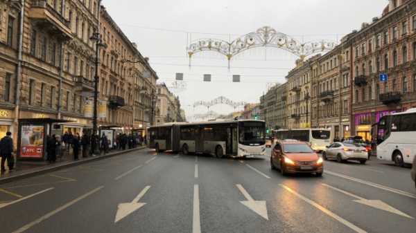 Движение по Невскому проспекту перекрыл автобус 