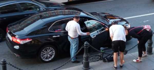 На Невском пассажиры такси уронили велосипедиста при выходе из машины0