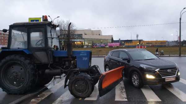 В Петербурге трактор врезался в автомобиль на "зебре" 