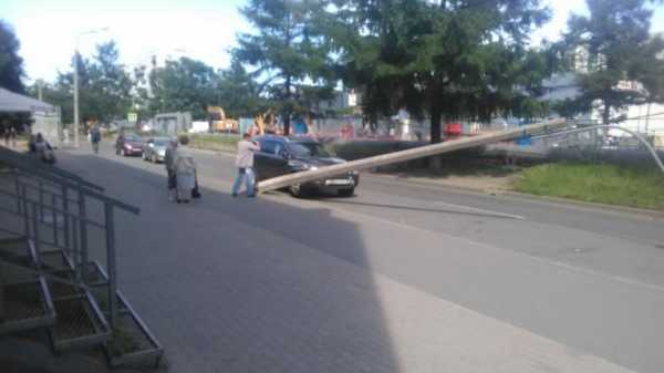 Упавший столб перекрыл дорогу на улице Замшина