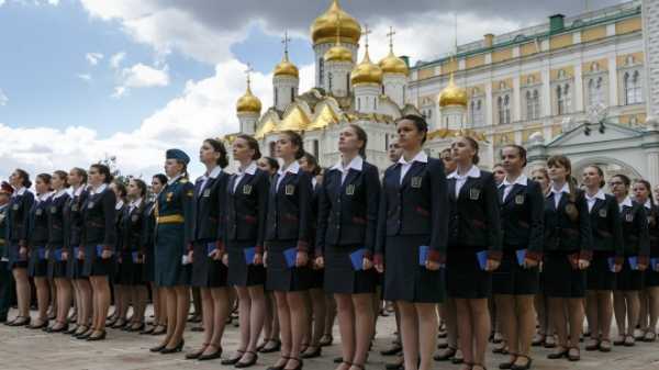 Благородные девицы в форме появились в Петербурге