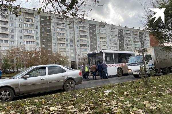 В Красноярске автобус врезался в грузовик с битумом: пострадали 8 человек