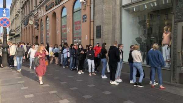 В открывшийся на Невском магазин Zara выстроилась внушительная очередь