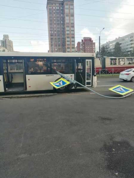 В Петербурге ураган повалил на автобус знак пешеходного перехода и сломал светофор0