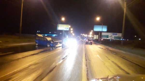 Видео: ночью легковушки столкнулись с фурой на проспекте Энгельса0