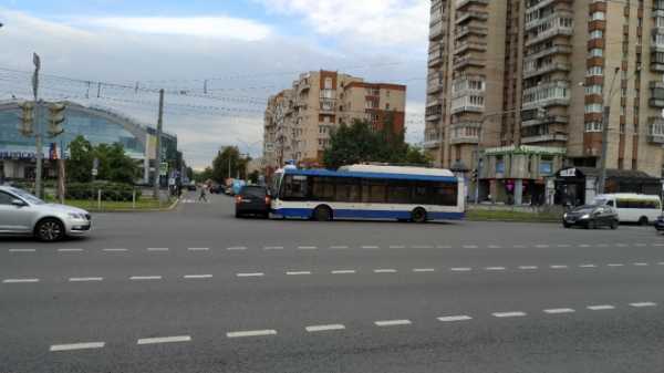 На Ленинском проспекте "Ленд Ровер" врезался в троллейбус