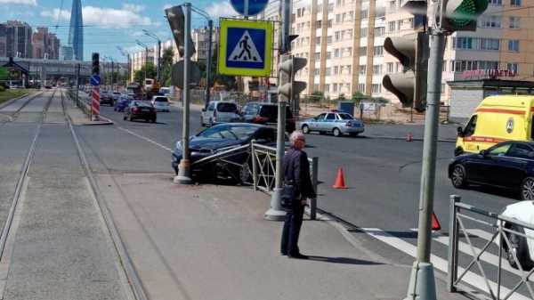 Водитель во время эпилептического припадка снес светофор в Приморском районе
