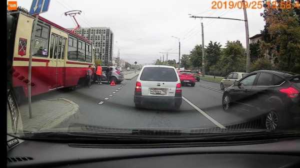 Во Фрунзенском районе автоледи столкнулась с трамваем 