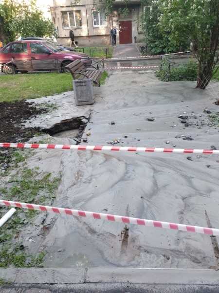В Калининском районе из-за прорыва трубы образовалось 