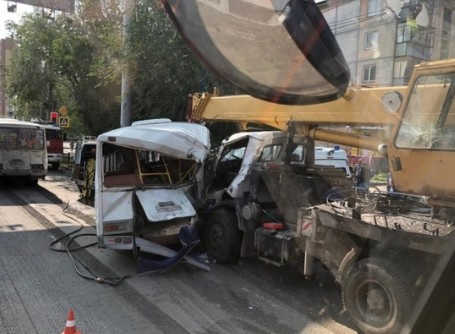 В Челябинске автокран протаранил три маршрутки и насмерть сбил пешехода3