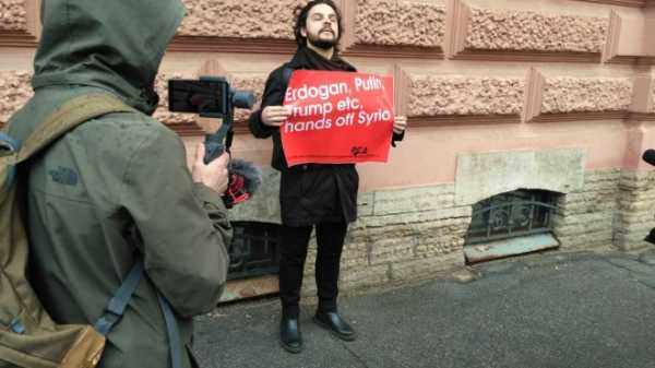 Возле консульства Турции в Петербурге задержали пикетчика