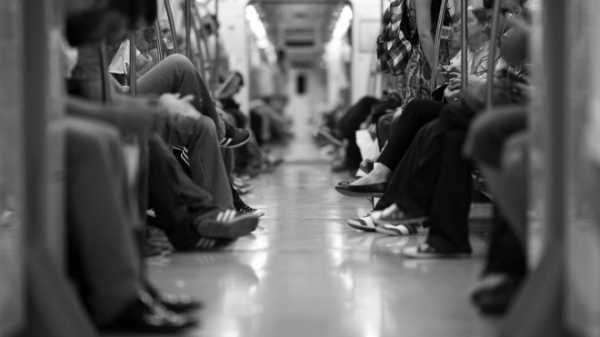 Извращенец пытался снять с попутчицы штаны в петербургском метро