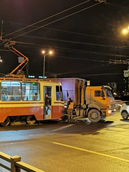 Трамвай и КамАЗ не поделили дорогу на Петергофском шоссе 1