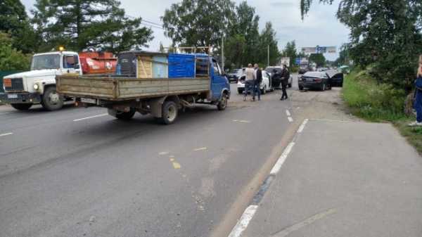 ДТП с запашком: в Янино-1 грузовик с биотуалетами столкнул три иномарки