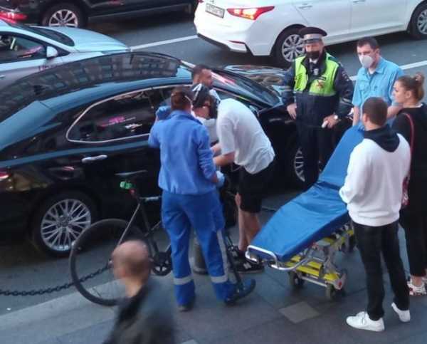 На Невском пассажиры такси уронили велосипедиста при выходе из машины1